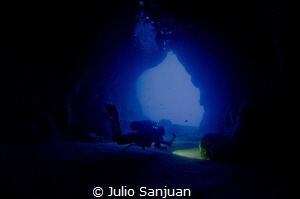 Pont d'en Gil cave by Julio Sanjuan 